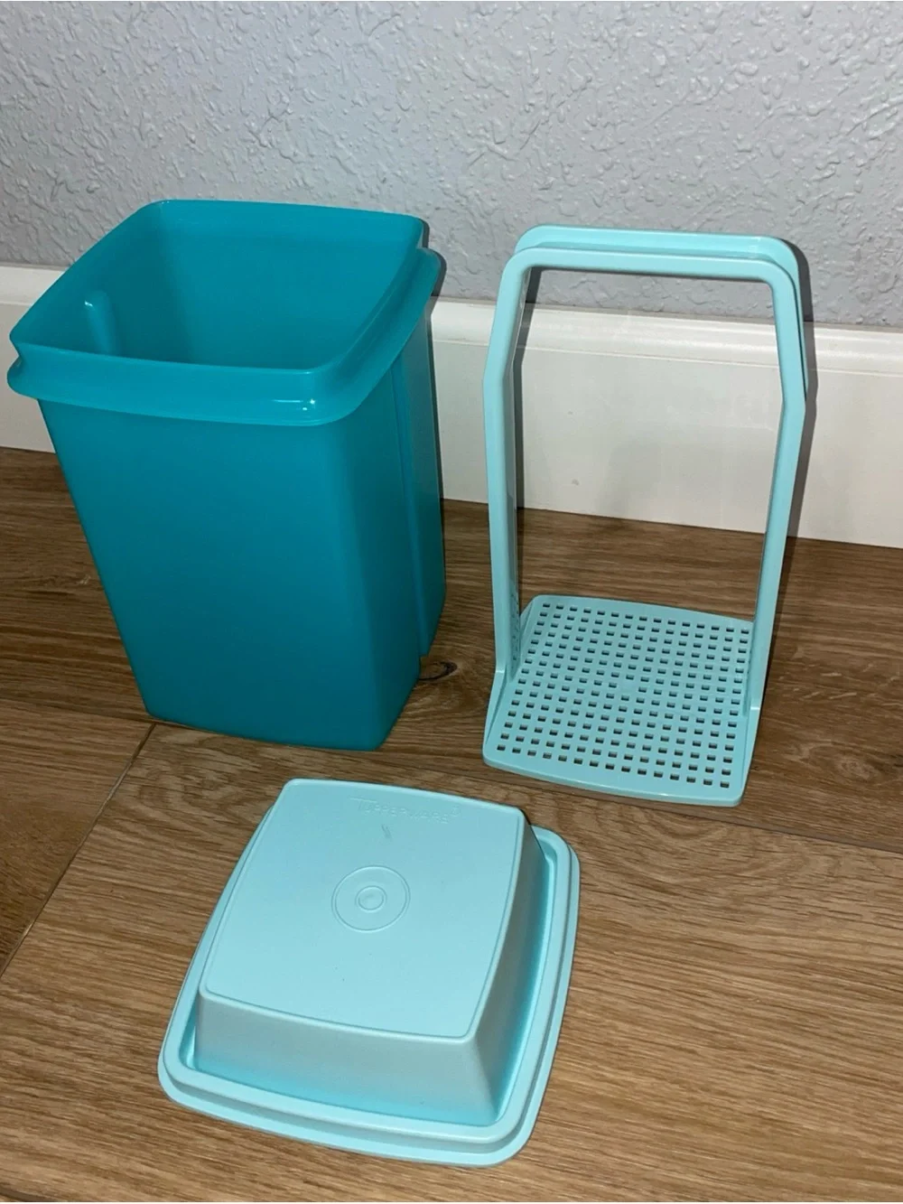 Tupperware Pickle Keeper